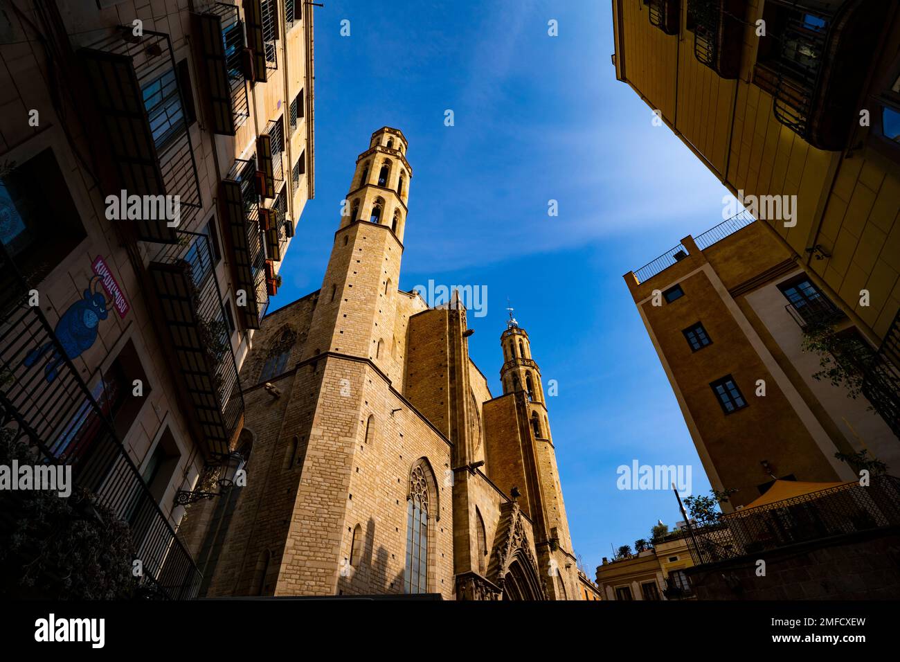 Sant Maria del Mar, una chiesa gotica catalana costruita tra il 1329 e il 1483 nel quartiere Ribera di Barcellona. Foto Stock