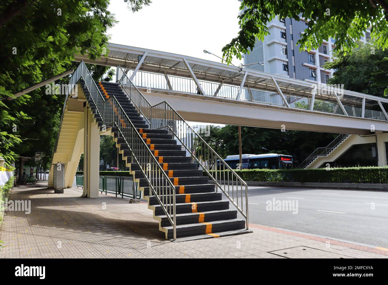 Ponte pedonale su Phayathai Road, Bangkok, Thailandia. Foto Stock