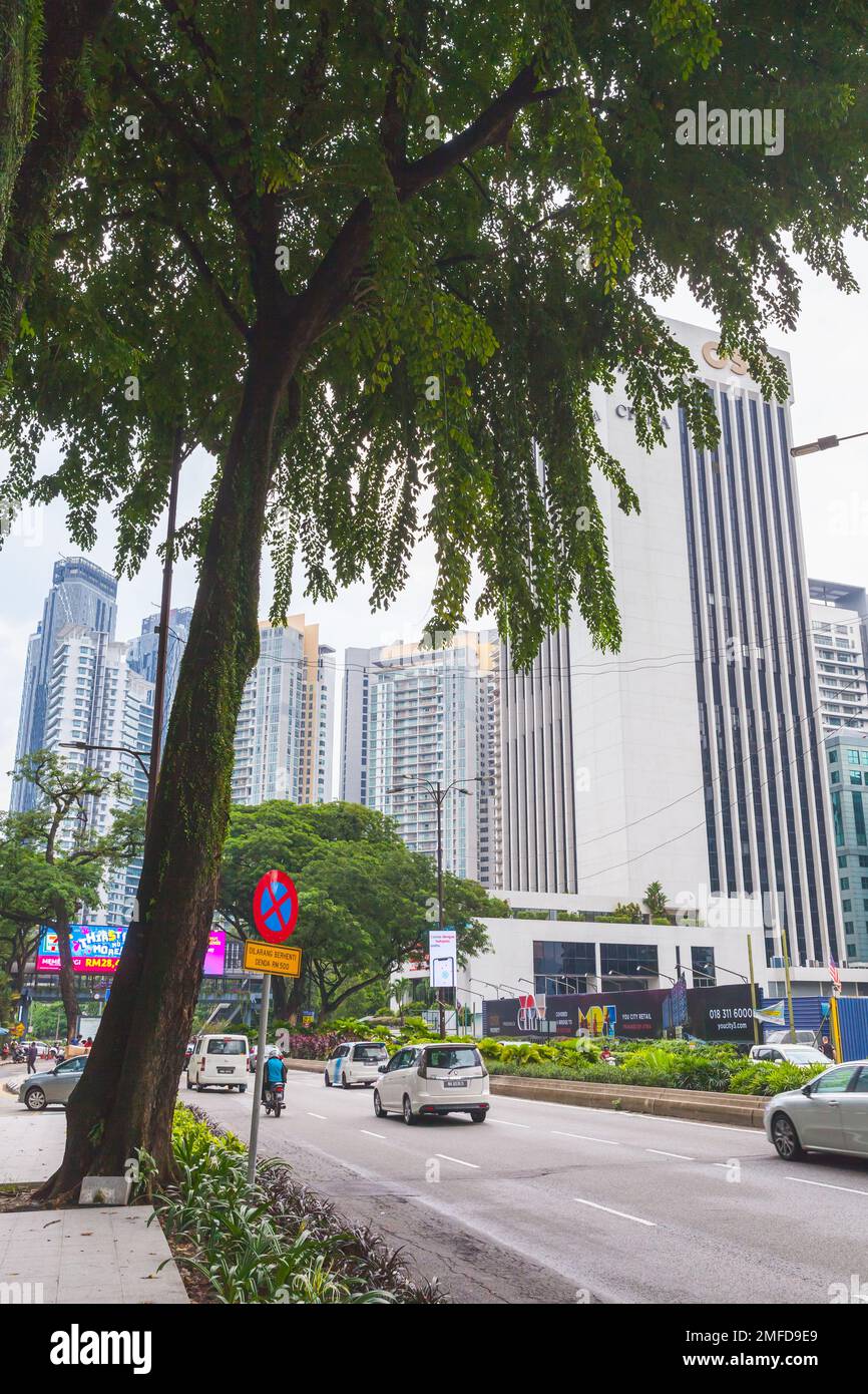 Kuala Lumpur, Malesia - 25 novembre 2019: Centro di Kuala Lumpur in una foto verticale di giorno. Vista sulla strada con gente comune e auto Foto Stock