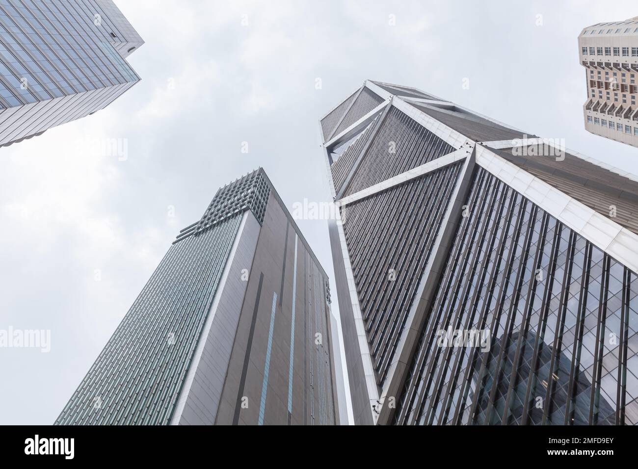 Kuala Lumpur, Malesia - 25 novembre 2019: Il centro di Kuala Lumpur, edifici alti e moderni di uffici sono sotto il cielo nuvoloso e luminoso Foto Stock