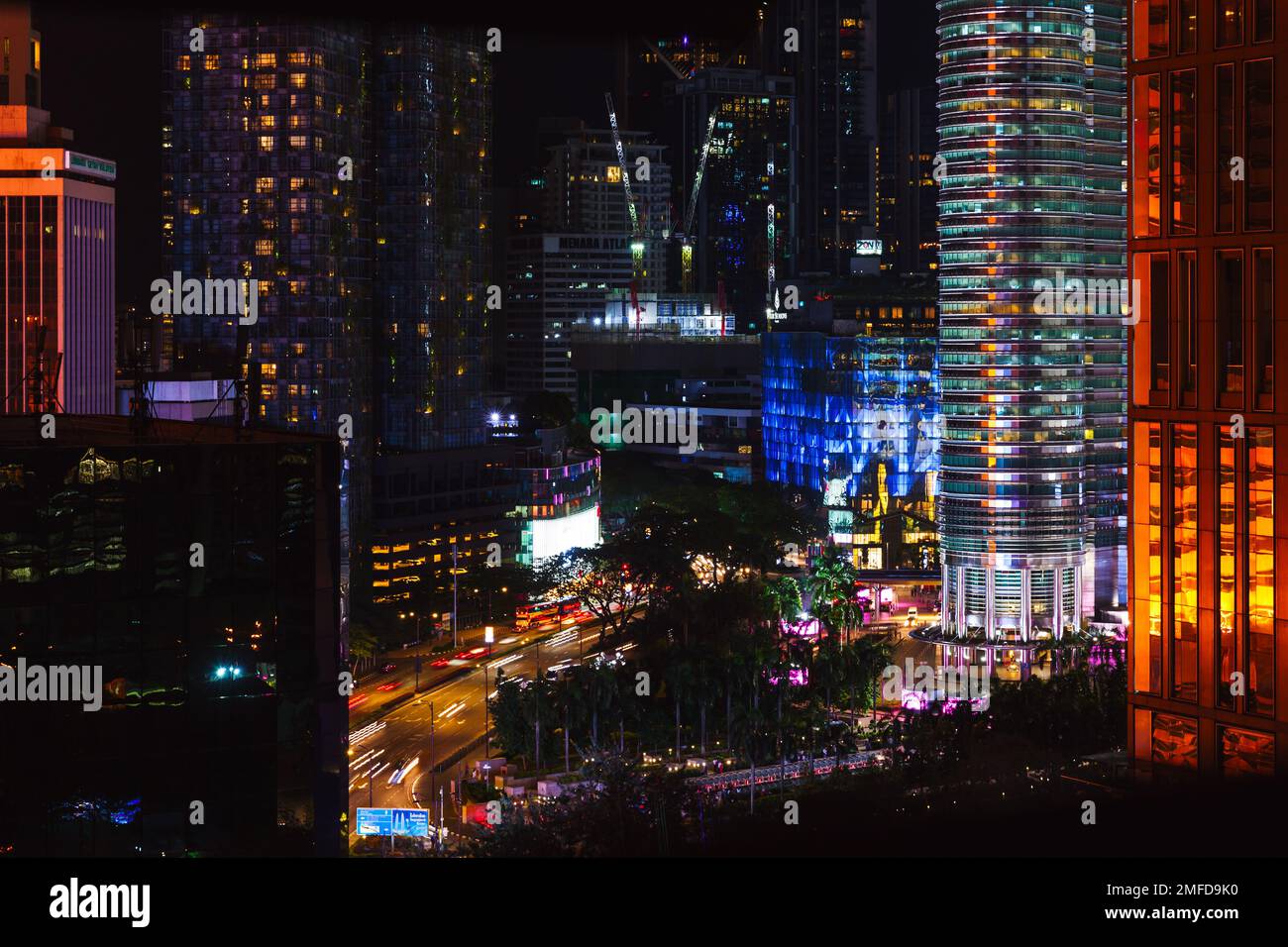 Kuala Lumpur, Malesia - 28 novembre 2019: Centro di Kuala Lumpur di notte, edifici alti e moderni con illuminazione colorata Foto Stock
