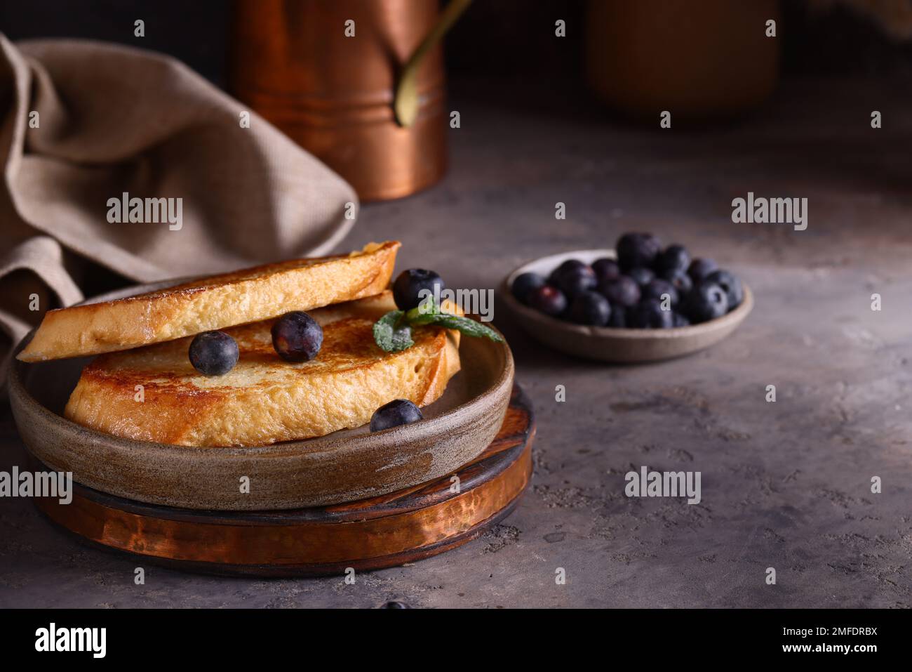 toast alla francese con frutti di bosco per la colazione Foto Stock