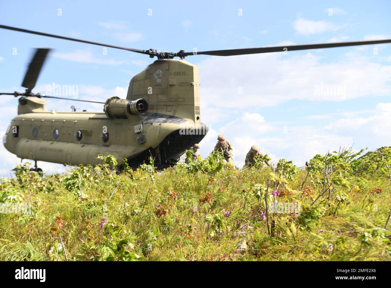 Durante gli allenamenti annuali, i soldati di fanteria del Battaglione di armi combinate 1st della Guardia Nazionale del Minnesota – 194th Armor sono inseriti in una stretta zona di atterraggio sul Camp Ripley 19 agosto 2022 da CH-47 equipaggi aerei Chinook della Bravo Company, 3rd battaglione – 126th reggimento dell'aviazione dai soldati della Guardia Nazionale del Maryland. Foto Stock