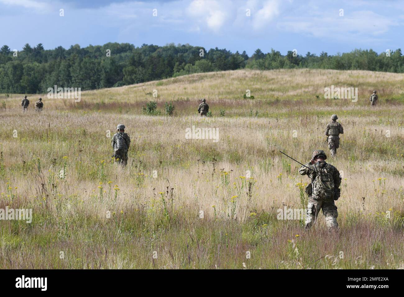 Durante gli allenamenti annuali, i soldati di fanteria del Battaglione di armi combinate 1st della Guardia Nazionale del Minnesota – 194th Armor sono inseriti in una stretta zona di atterraggio sul Camp Ripley 19 agosto 2022 da CH-47 equipaggi aerei Chinook della Bravo Company, 3rd battaglione – 126th reggimento dell'aviazione dai soldati della Guardia Nazionale del Maryland. Foto Stock