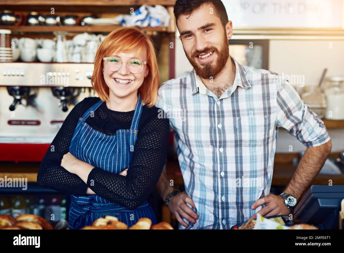 Non troverete un caffè migliore in nessun altro posto. co-proprietari di una caffetteria in piedi insieme. Foto Stock