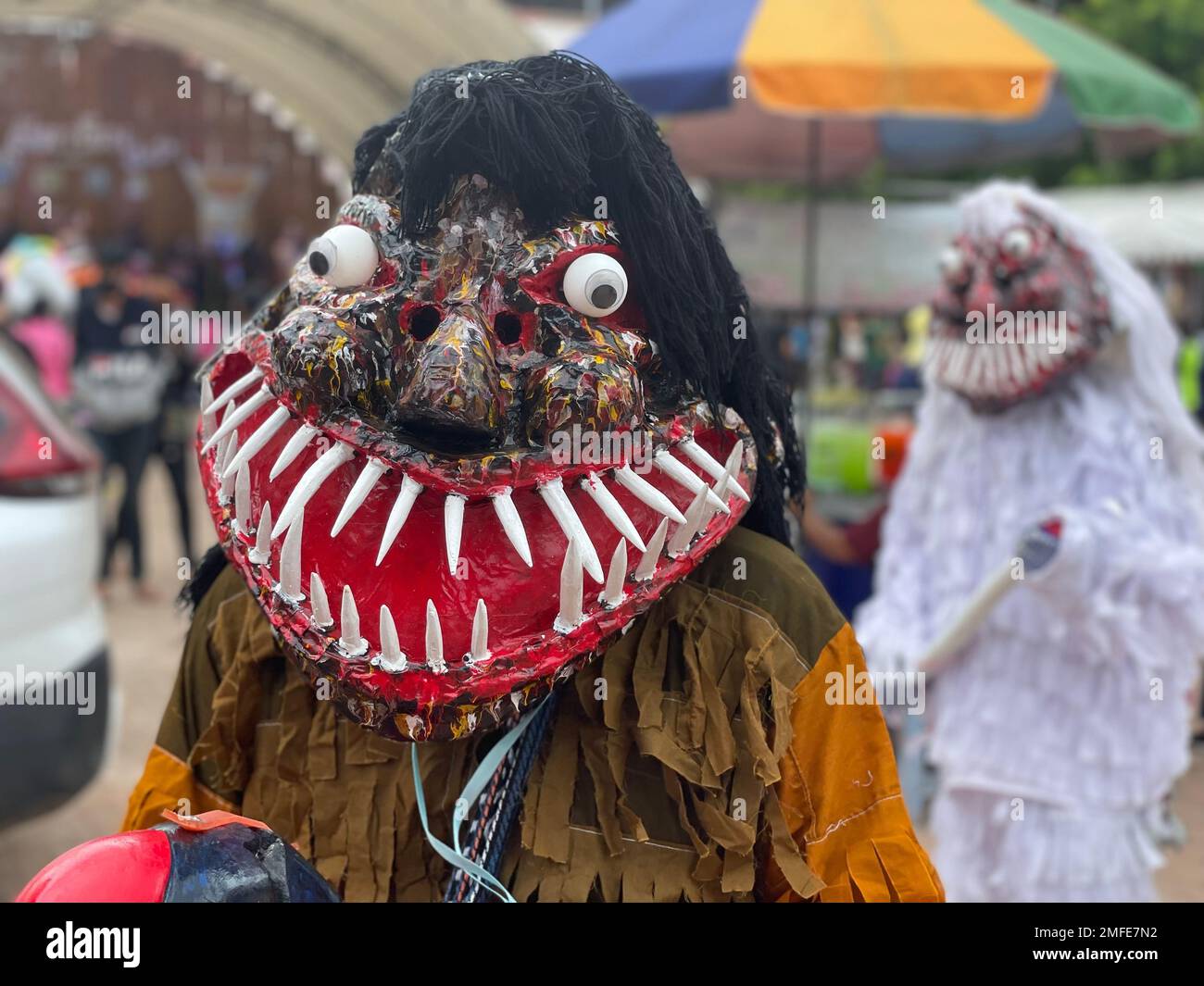 Una maschera horror durante il Phi Ta Khon Ghost Festival a Dan
