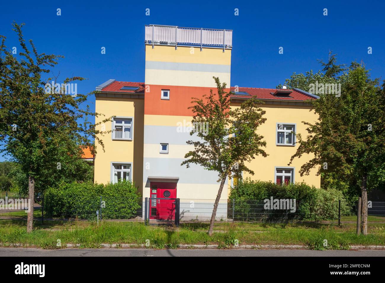 Casa di appartamenti moderna e colorata, edificio residenziale, Greifswald, Meclemburgo-Pomerania occidentale, Germania Foto Stock