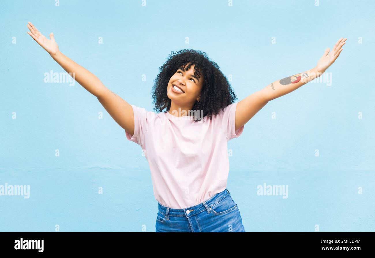 Donna africana, sorriso e braccia aperte in studio per mockup, festa di felicità ed eccitato su sfondo blu. Donna nera, mani felici e sorpresi Foto Stock