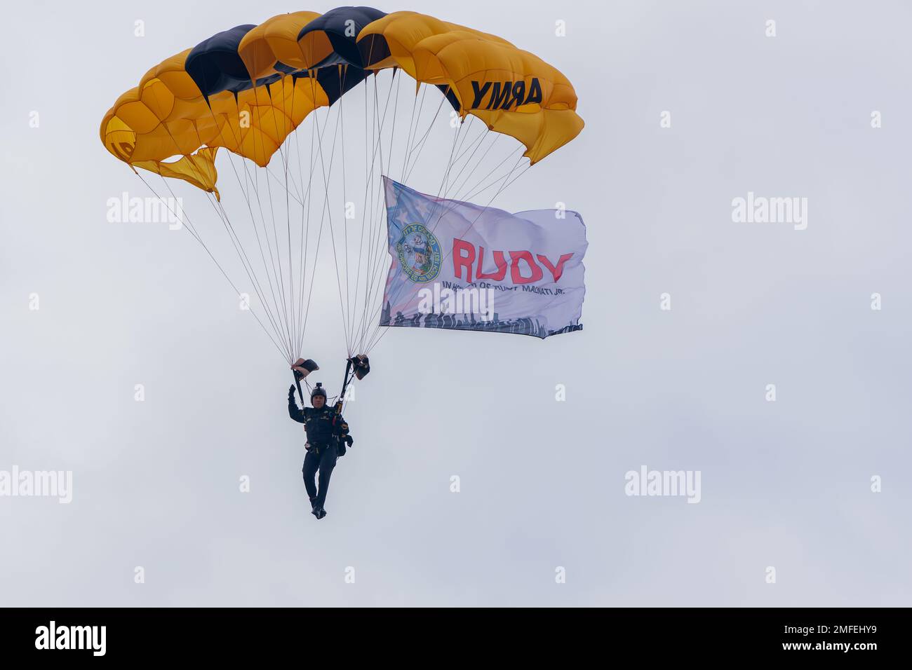 Staff Sgt. Nahu Ramirez degli Stati Uniti L'Army Parachute Team esegue un salto dimostrativo con paracadute con una bandiera dedicata a Rudy Malnati, Jr. A Chicago, Illinois, il 20 agosto 2022. Gli Stati Uniti La squadra di paracadute dell'esercito si esibirà per il Chicago Air and Water Show il 20-21 agosto. Foto Stock