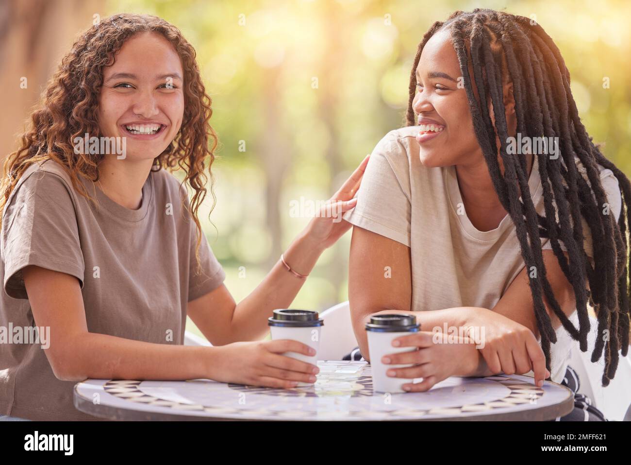 Amici, caffè e donne al bar, sorridere e legarsi per riunirsi, parlare e chiacchierare insieme. Sisterhood, donne e Signore con tè, all'aperto o. Foto Stock