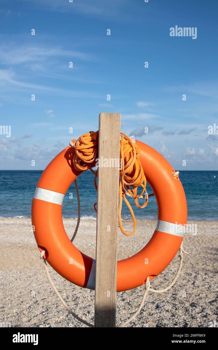 primo piano dell'anello di vita appeso al palo di fronte al mare Foto Stock