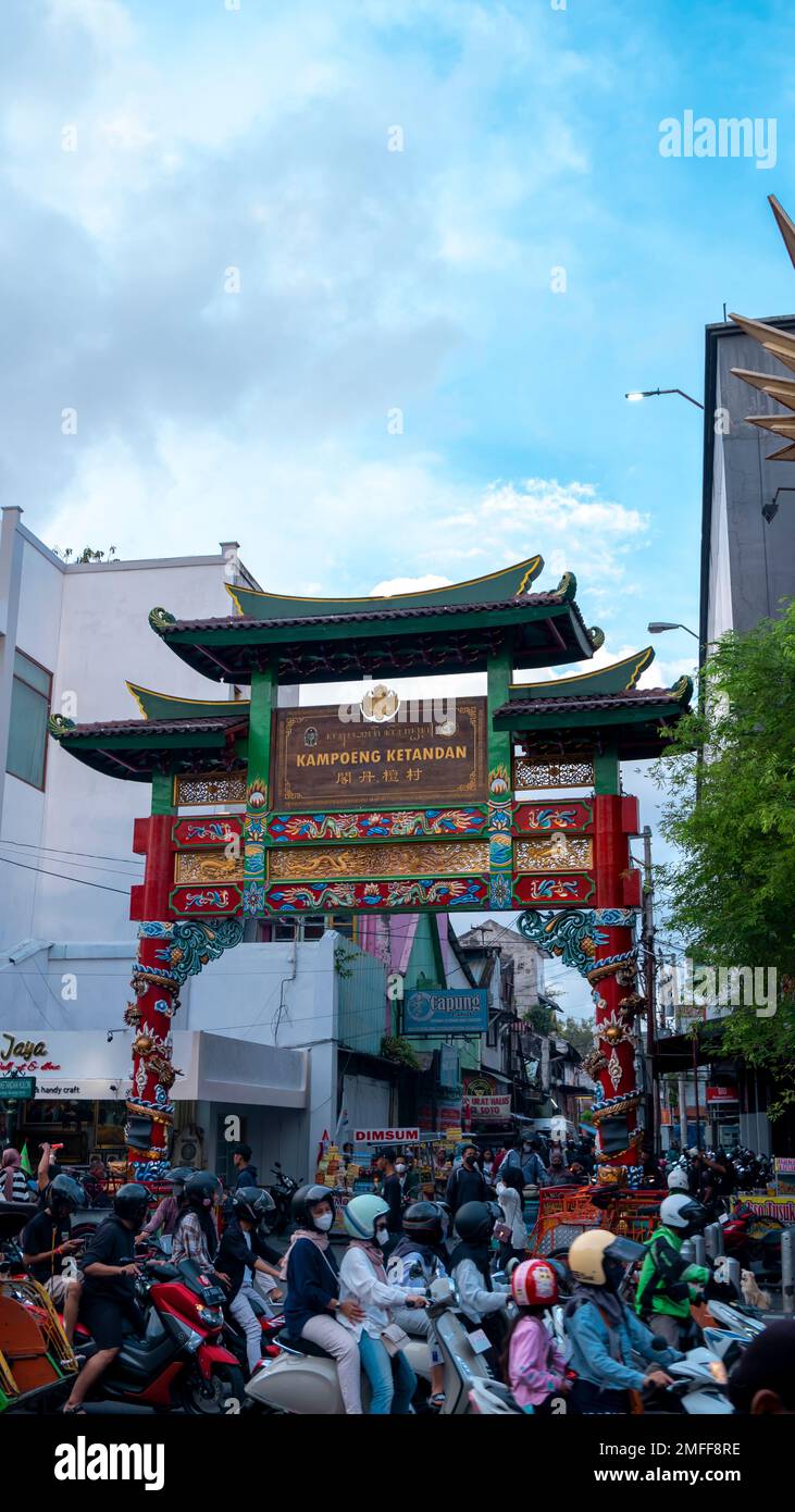 Yogyakarta, Indonesia - 14 gennaio 2023: Foto ritratto ad angolo basso del cancello d'ingresso di Kampoeng Ketandan, una zona cittadina cinese in via Malioboro, Y Foto Stock