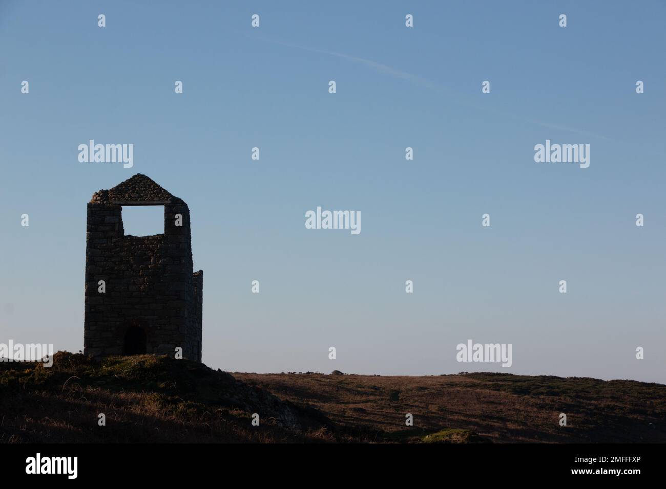 Vano motore in una silhouette contro il cielo blu, spazio per la copia Foto Stock