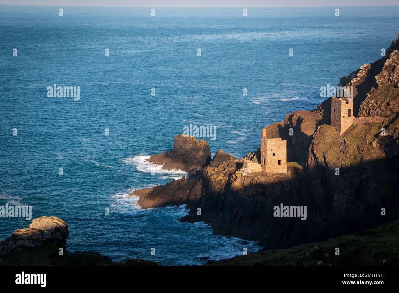 Case di motori minerari sulle scogliere a Botallack, Cornovaglia Foto Stock