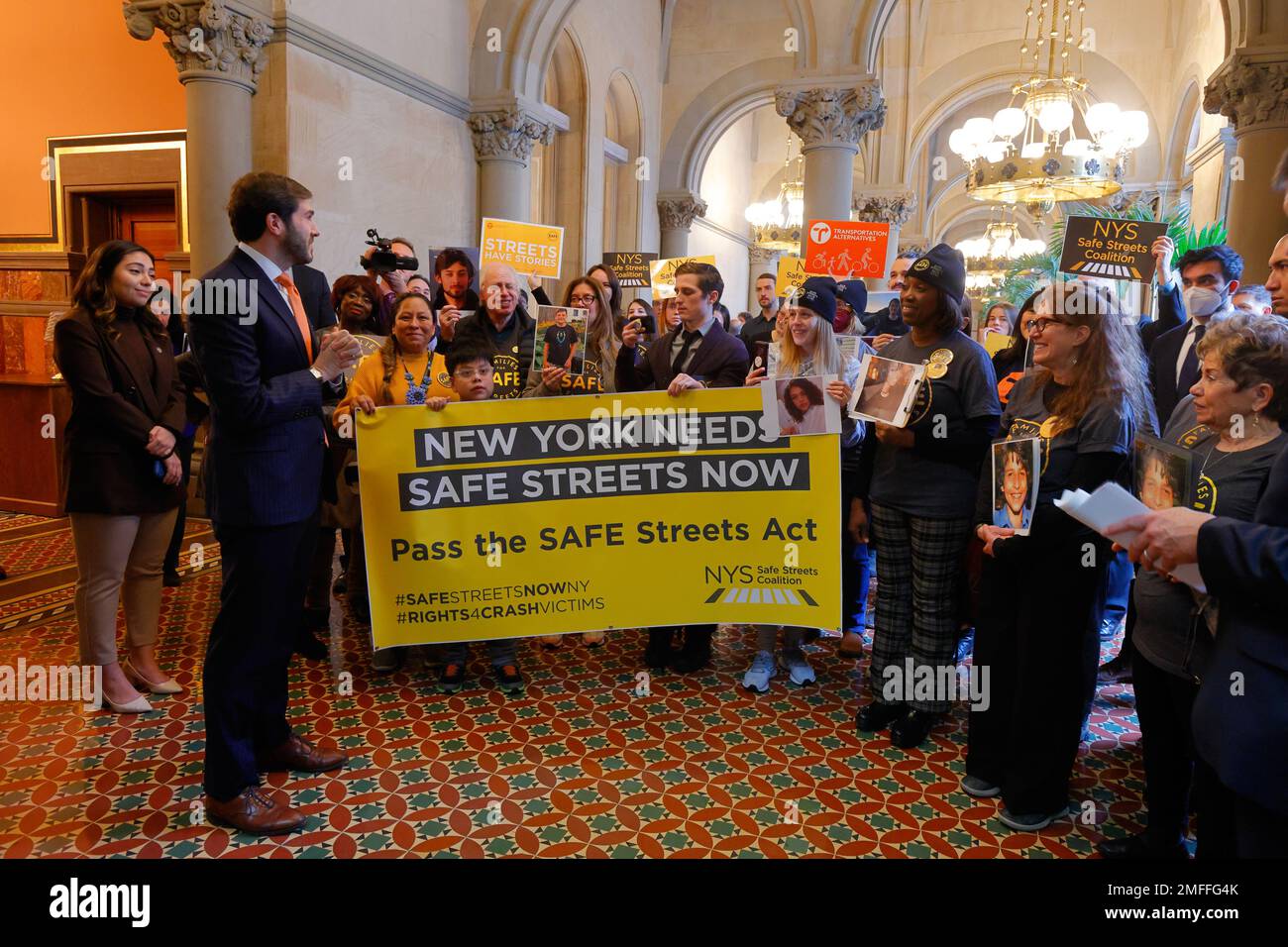 24 gennaio 2023, Albany, New York. NY Senator Andrew Gounardes (a sinistra), E il senatore di NY Kristen Gonzalez (a sinistra) tra legislatori e attivisti di strada sicuri, comprese le famiglie per le strade sicure, presso il Campidoglio dello Stato di New York, tenendo una conferenza stampa che sostiene l'approvazione del SAFE Streets Act, un pacchetto di fatture per riprogettare le strade per essere più sicuro per tutti gli utenti. Il Safe Streets Act include Sammy's Law, complete Streets e la Crash vittima Bill of Rights. Il governatore Hochul ha segnalato il supporto per la legge di Sammy che consente a NYC di impostare i limiti di velocità al di sotto di 25mph Foto Stock 24 gennaio 2023, Albany, New York. NY Senator Andrew Gounardes (a sinistra), E il senatore di NY Kristen Gonzalez (a sinistra) tra legislatori e attivisti di strada sicuri, comprese le famiglie per le strade sicure, presso il Campidoglio dello Stato di New York, tenendo una conferenza stampa che sostiene l'approvazione del SAFE Streets Act, un pacchetto di fatture per riprogettare le strade per essere più sicuro per tutti gli utenti. Il Safe Streets Act include Sammy's Law, complete Streets e la Crash vittima Bill of Rights. Il governatore Hochul ha segnalato il supporto per la legge di Sammy che consente a NYC di impostare i limiti di velocità al di sotto di 25mph Foto Stock