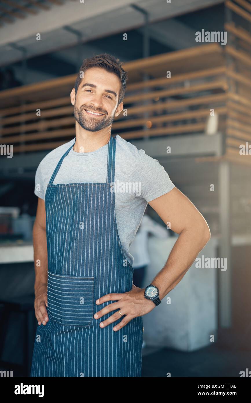 Qui per fare la differenza nell'industria del caffè. Ritratto di un giovane che lavora in un bar. Foto Stock