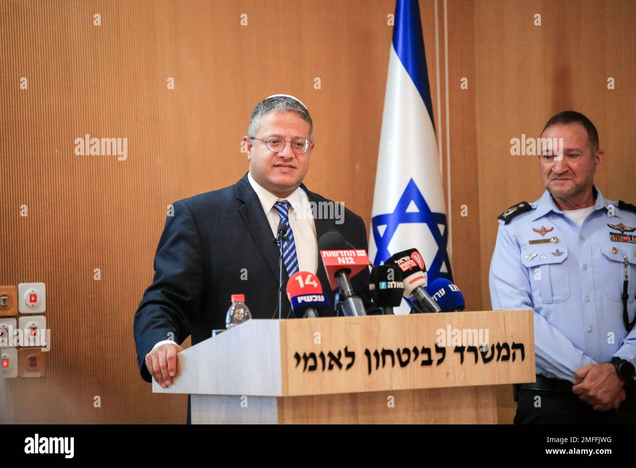 Gerusalemme, Israele. 24th Jan, 2023. Il ministro israeliano della sicurezza nazionale Itamar ben Gvir e il capo della polizia israeliano Kobi Shabtai hanno visto durante una conferenza stampa sul rafforzamento della polizia israeliana al Ministero della sicurezza nazionale di Gerusalemme. Credit: SOPA Images Limited/Alamy Live News Foto Stock