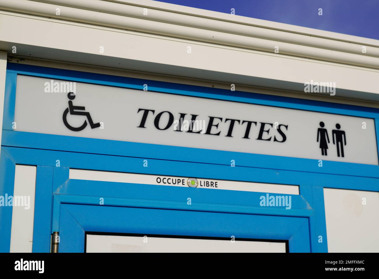 toilettes bagno pubblico francese segno di testo accesso disabili simbolo logo wc icona Foto Stock