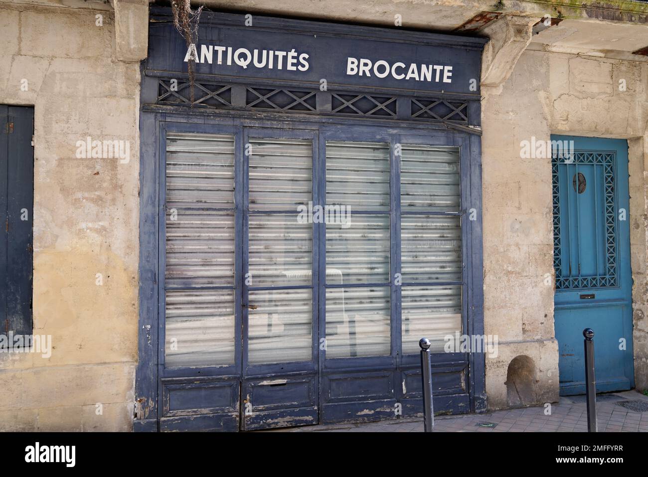 antichite brocante francese testo significa antiquity negozio mercato delle pulci finestre facciata sul vecchio negozio facciata antica chiusa Foto Stock
