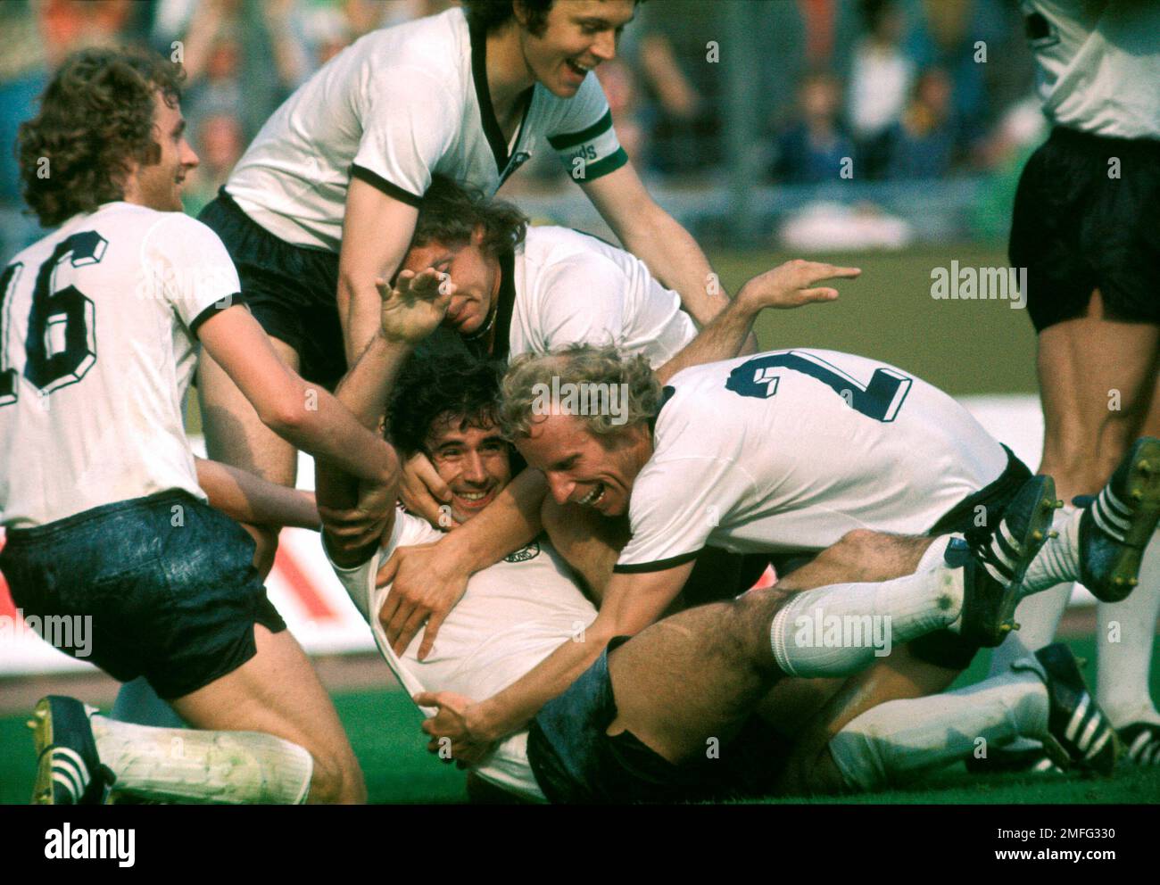 FOTO DI ARCHIVIO: Heinz FLOHE avrebbe avuto 75 anni il 28 gennaio 2023, giubilazione Germania dopo l'obiettivo 2:0 da goalschuetze Gerd MUELLER con v.li. Rainer BONHOF, Franz BECKENBAUER, Heinz FLOHE e Berti VOGTS 2nd turno finale gruppo B, Germania - Jugoslavia 2:0 su 26.06.1974 Coppa del mondo di calcio 1974 in Germania Sven Simon# Prinzess-Luise-Strasse 41# 45479 Muelheim/R uhr# Tel.. 0208/9413250# Fax. 0208/9413260# KTO.1428150 C ommerzbank e ssen# BLZ 36040039# svensimon@t-online.de# www.SvenSimon.net Final Germany - Holland 2:1, on 07.07.1974 Soccer World Cup 1974 in Germany © Sven Simon #Prince Foto Stock