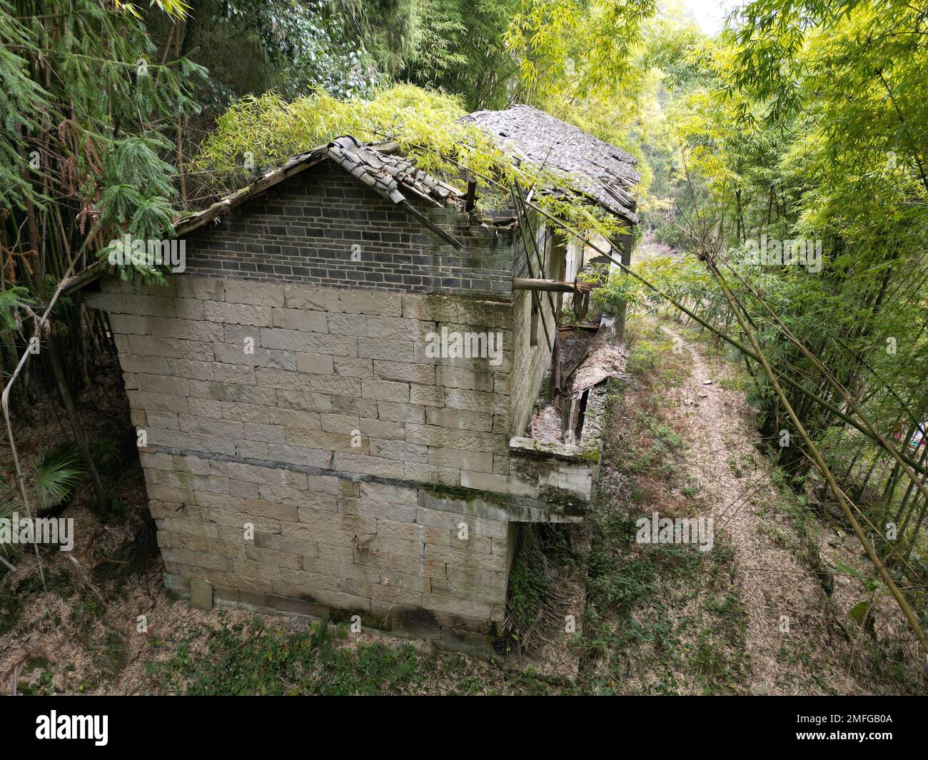 CHONGQING, CINA - 25 GENNAIO 2023 - le mura di terra fatiscenti e le case piastrellate costruite dai contadini nella loro fattoria a Chongqing, Cina, gennaio Foto Stock