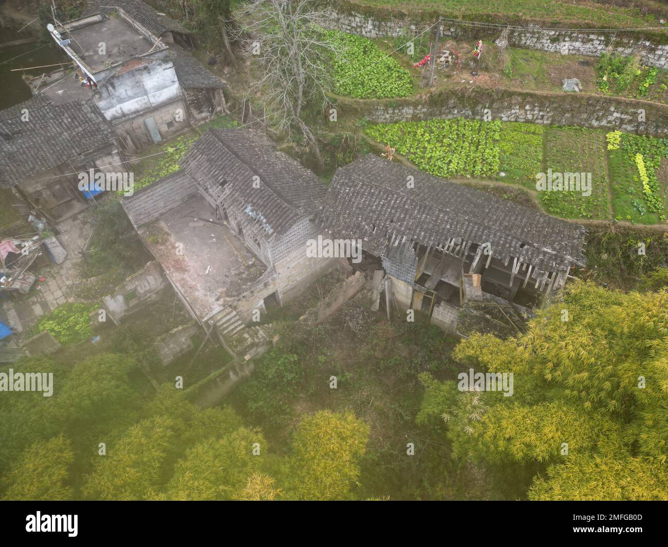CHONGQING, CINA - 25 GENNAIO 2023 - le mura di terra fatiscenti e le case piastrellate costruite dai contadini nella loro fattoria a Chongqing, Cina, gennaio Foto Stock