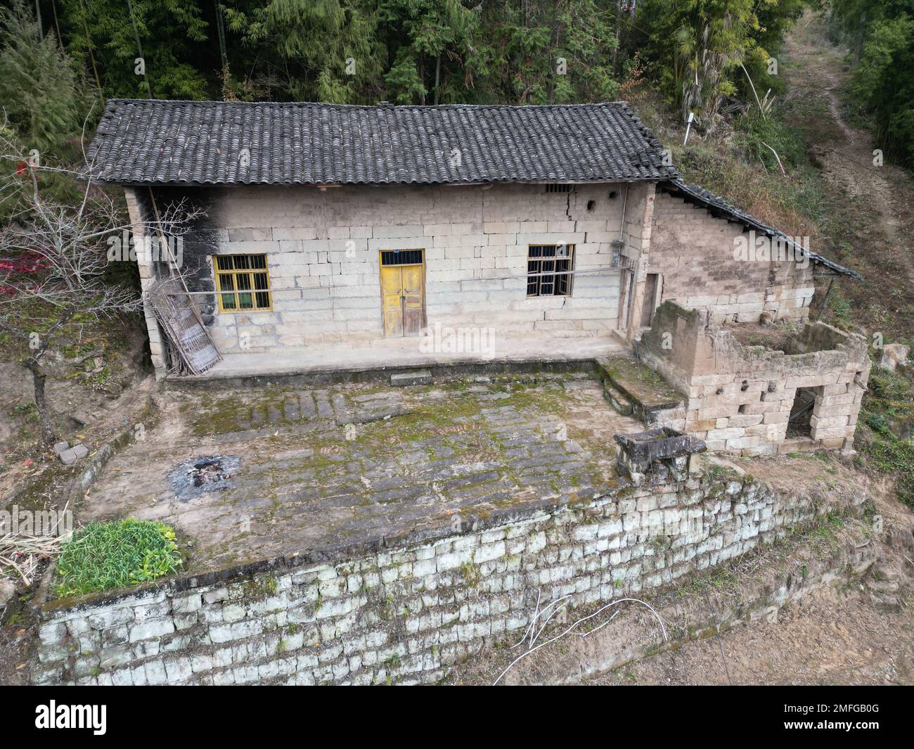 CHONGQING, CINA - 25 GENNAIO 2023 - le mura di terra fatiscenti e le case piastrellate costruite dai contadini nella loro fattoria a Chongqing, Cina, gennaio Foto Stock