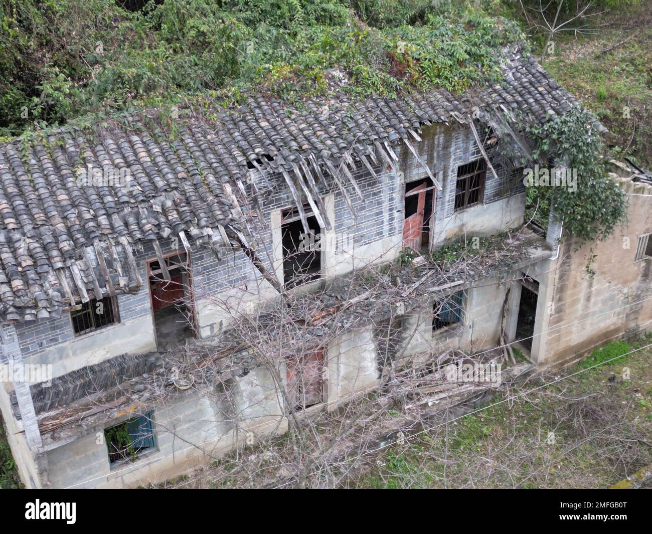 CHONGQING, CINA - 25 GENNAIO 2023 - le mura di terra fatiscenti e le case piastrellate costruite dai contadini nella loro fattoria a Chongqing, Cina, gennaio Foto Stock