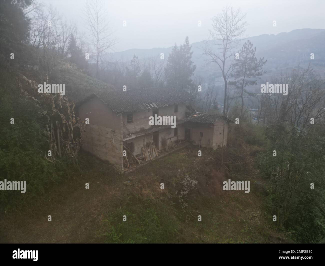 CHONGQING, CINA - 25 GENNAIO 2023 - le mura di terra fatiscenti e le case piastrellate costruite dai contadini nella loro fattoria a Chongqing, Cina, gennaio Foto Stock