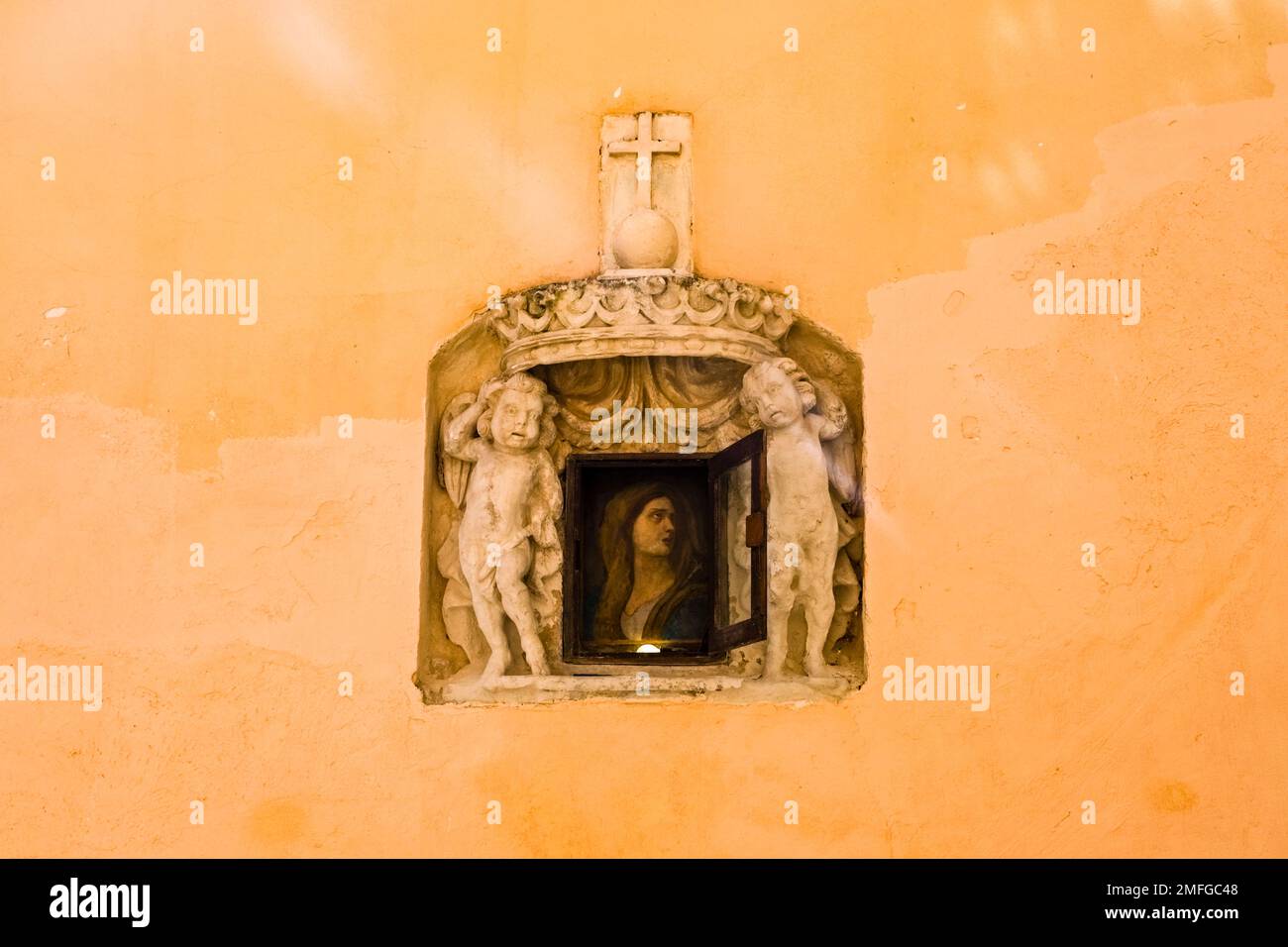 Piccolo e artistico santuario con immagine di Maria in una casa nel centro storico di Ragusa. Foto Stock