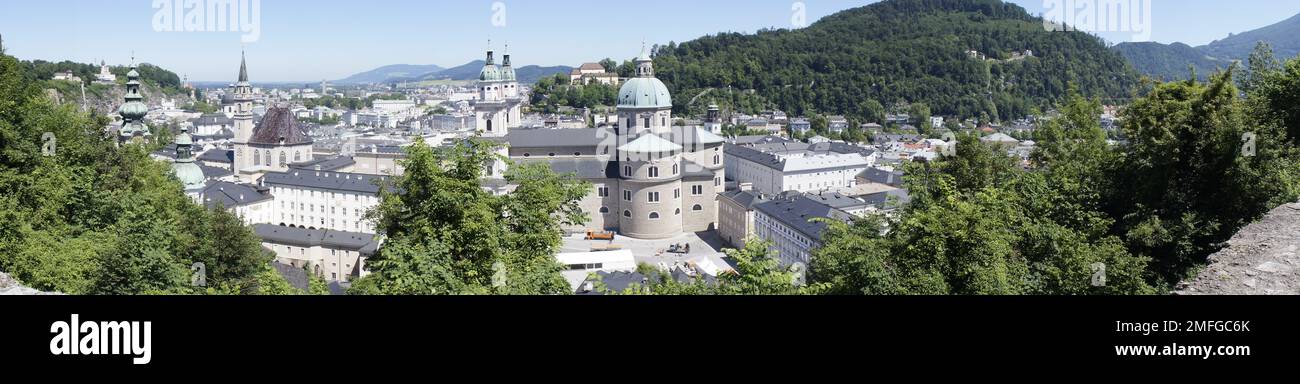 Il centro storico di Salisburgo, la Chiesa Francescana (a sinistra) e la Collegiata di San Pietro e destra Cattedrale dei Santi Rupert e Vergilius, Città Vecchia Salzbu Foto Stock