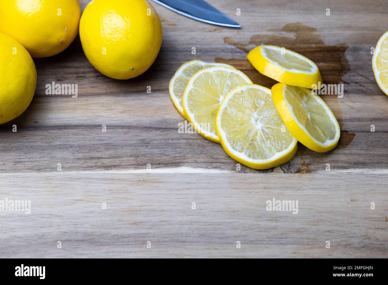 ​​lemon a fette su legno, nutrizione sana con vitamine c, primo piano. Foto Stock