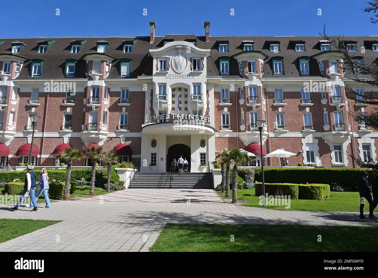 Le Touquet, Nord della Francia: Il Westminster Hotel, elegante struttura a cinque stelle con la sua facciata in mattoni rosa e finestre a bovindo Foto Stock