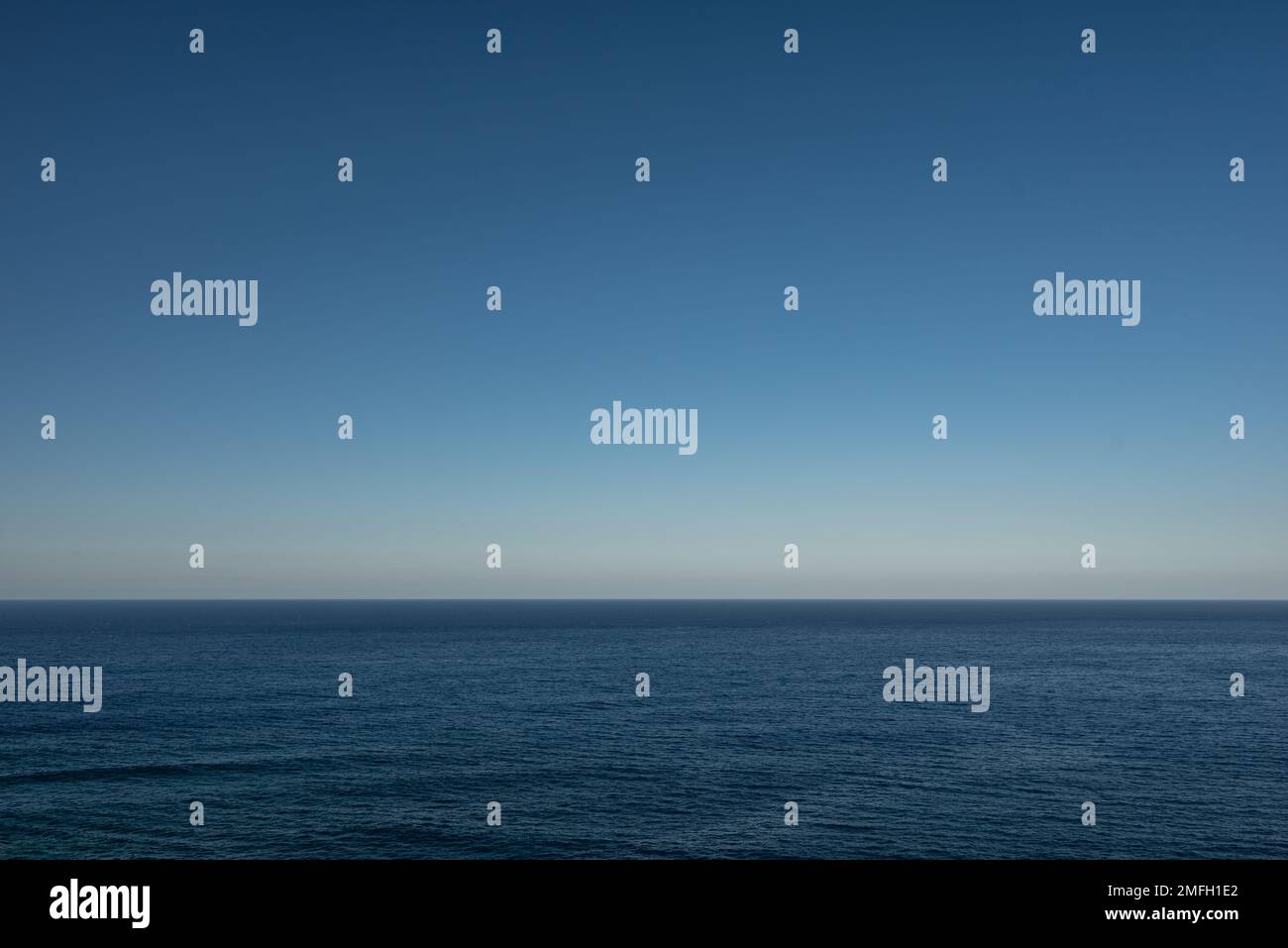 Oceano blu o sfondo mare con spazio vuoto. Cielo blu sopra l'acqua calma Foto Stock