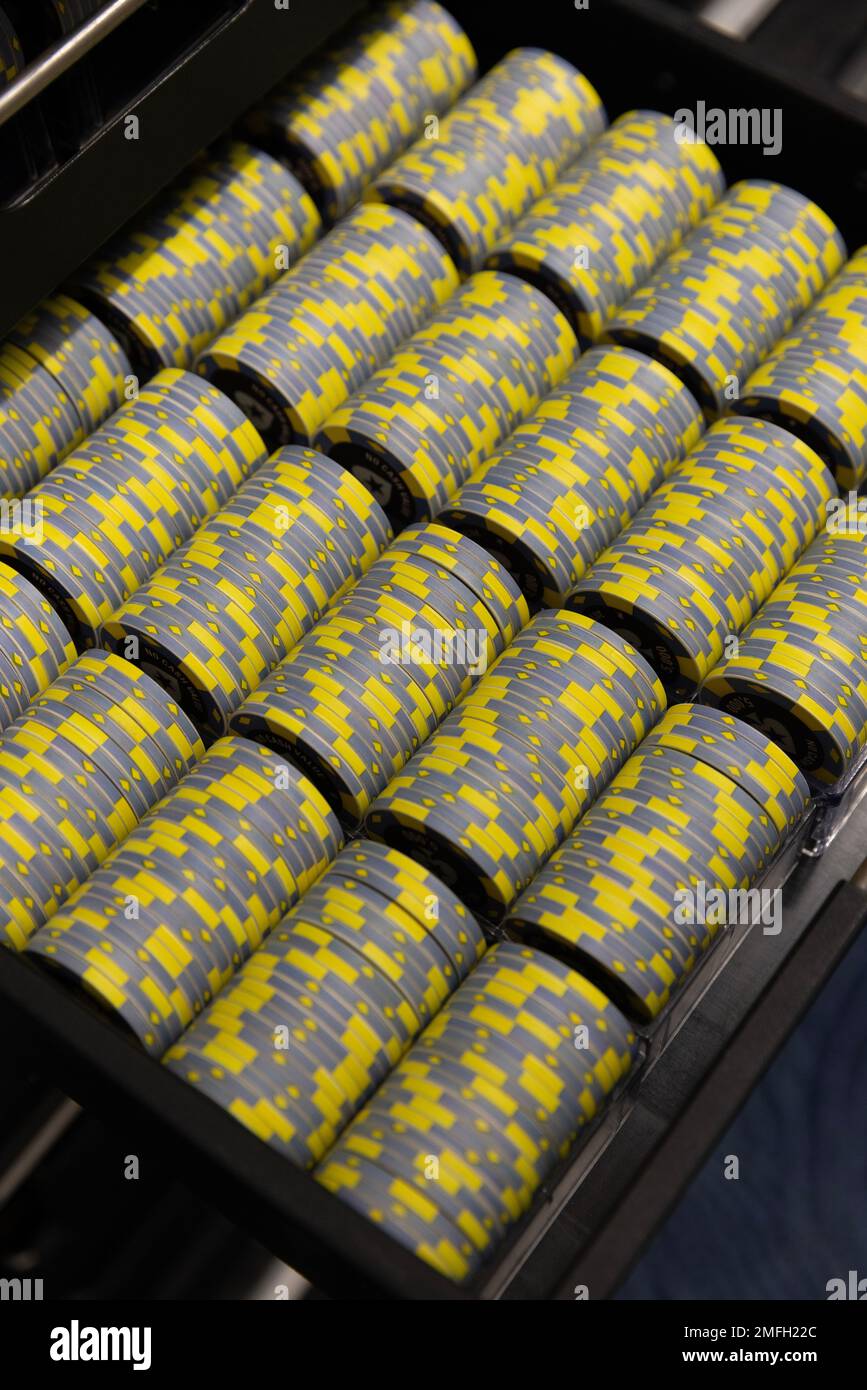 Poker chip, carte e marcatore del mazziere, parte del gioco d'azzardo del Casinò. Foto Stock