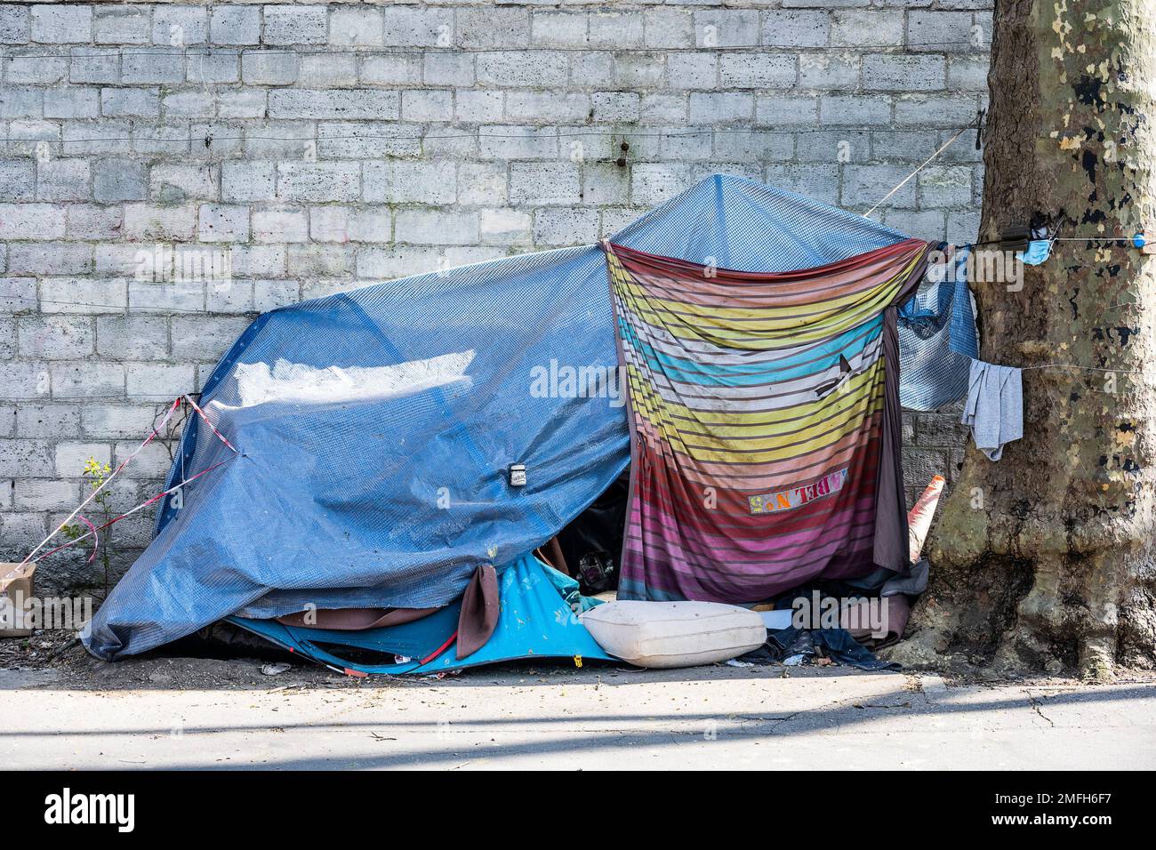 Parigi (Francia): Senzatetto sotto un rifugio di fortuna sulla passerella lungo il fiume Senna Foto Stock