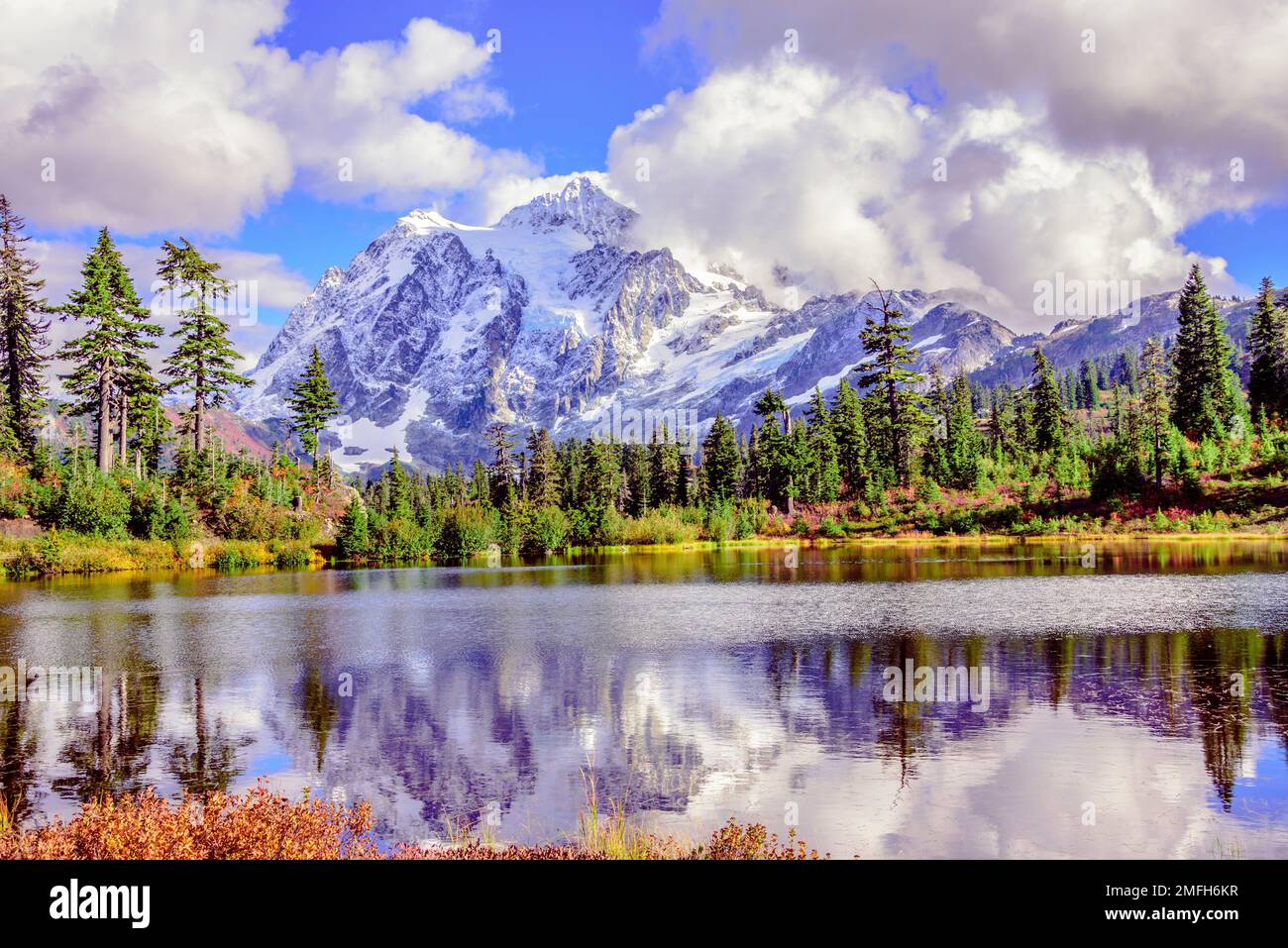 Un paesaggio naturale di un lago con montagne sullo sfondo Foto stock -  Alamy