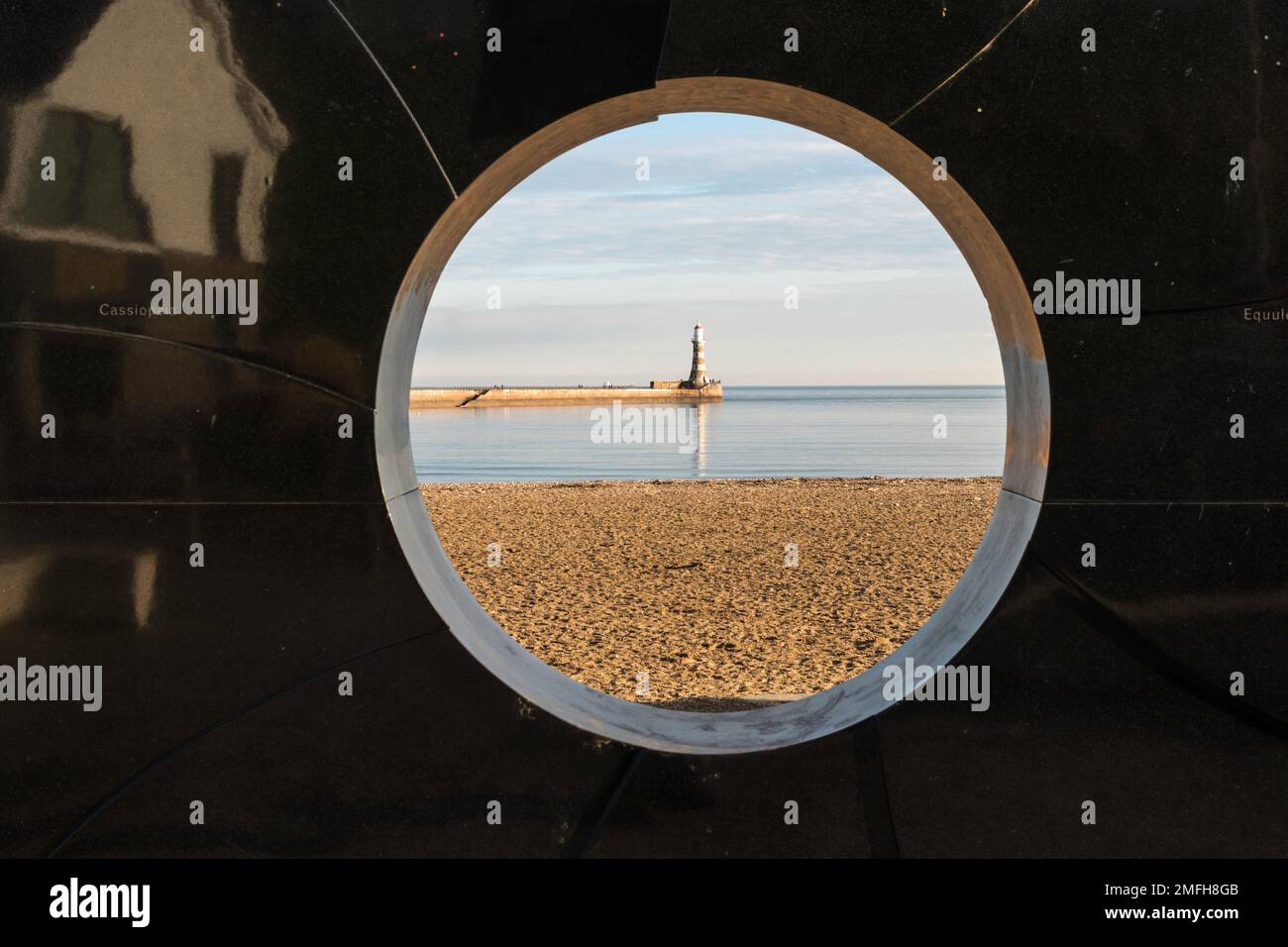 Meteo UK 24-1-2023 Faro di Roker riflesso in un mare liscio, Sunderland, Inghilterra, Regno Unito Foto Stock