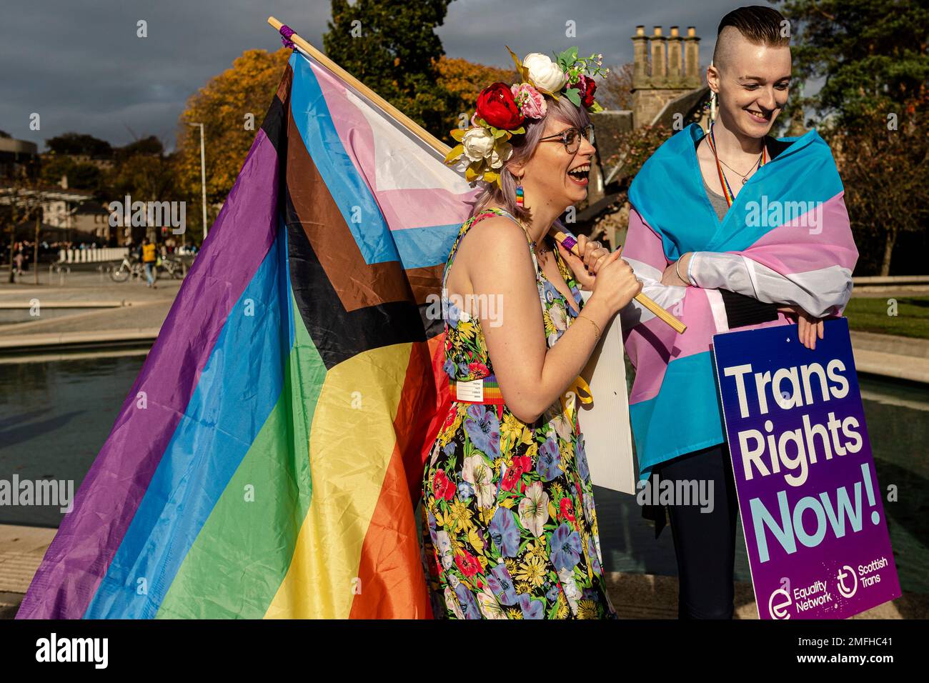 Gli attivisti pro trans si riuniscono al di fuori del Parlamento scozzese in quanto la legge sulla riforma del riconoscimento di genere (Scozia) è un progetto di legge che modificherà l'attuale legge sul riconoscimento di genere 2004 per introdurre nuovi criteri per i candidati che desiderano ottenere un certificato di riconoscimento di genere (GRC). Quando una persona trasgressa ottiene un GRC, significa che è legalmente riconosciuta nel sesso acquisito e può ottenere un nuovo certificato di nascita che ne attesti il sesso. Credito: Euan Cherry Foto Stock