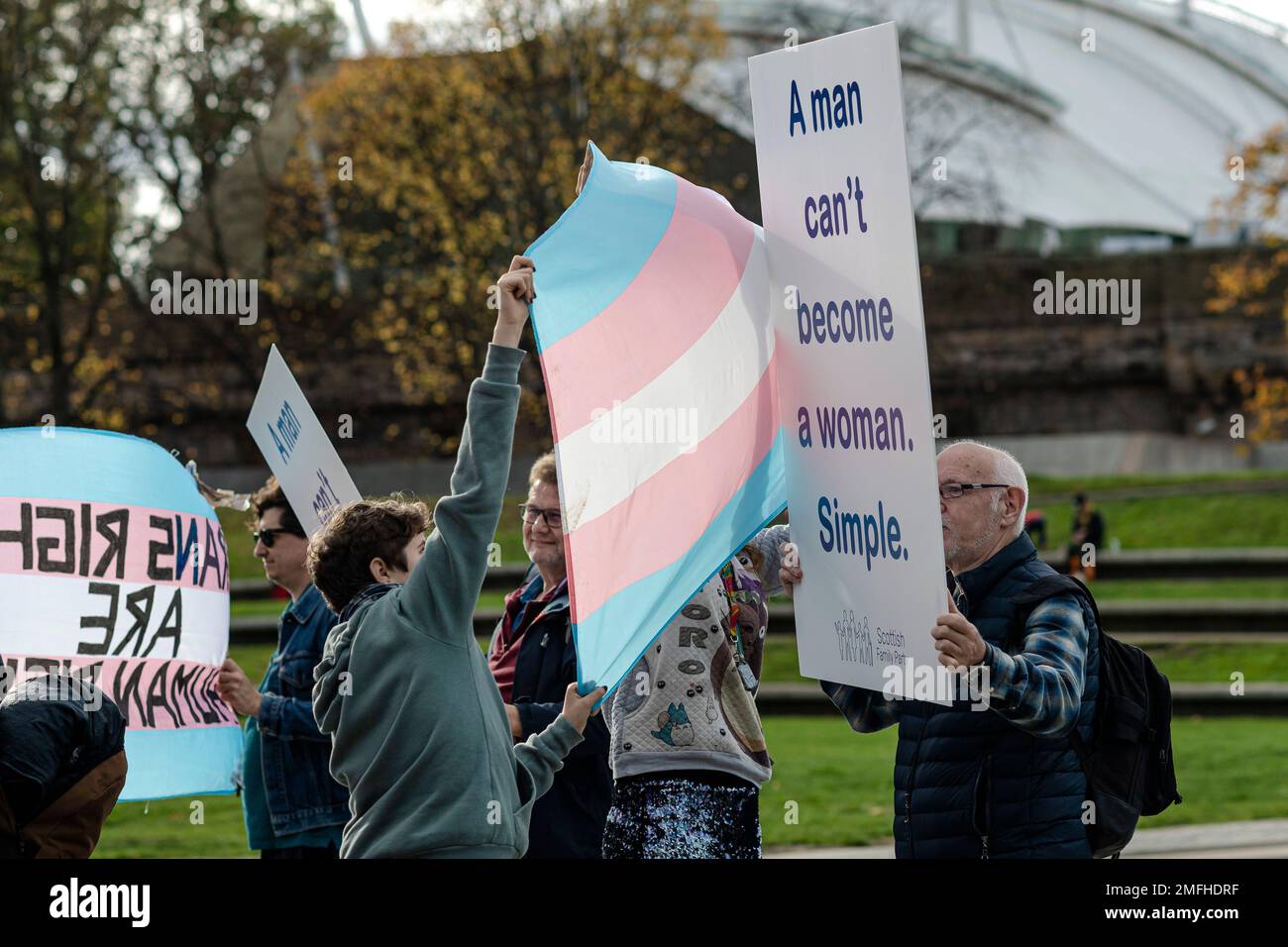 I manifestanti di anti di legge anti-trans sono coperti da attivisti di Pro trans al di fuori del Parlamento scozzese in quanto la legge sulla riforma del riconoscimento di genere (Scozia) è un progetto legislativo che modificherà l'attuale legge sul riconoscimento di genere 2004 per introdurre nuovi criteri per i candidati che desiderano ottenere un certificato di riconoscimento di genere (GRC). Quando una persona trasgressa ottiene un GRC, significa che è legalmente riconosciuta nel sesso acquisito e può ottenere un nuovo certificato di nascita che ne attesti il sesso. Credito: Euan Cherry Foto Stock