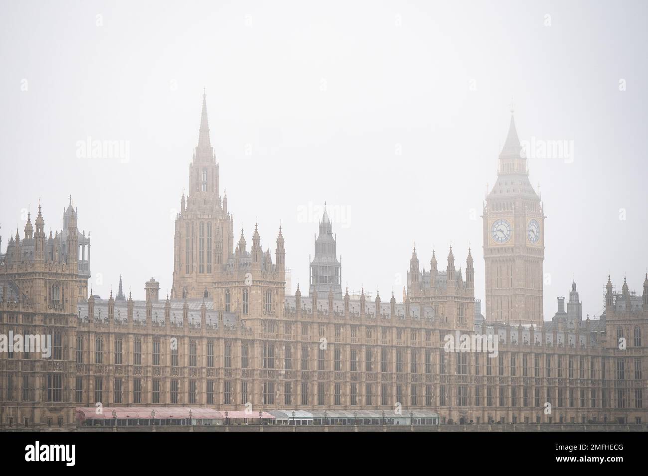 La nebbia circonda il Parlamento, a Westminster, Londra. Data immagine: Mercoledì 25 gennaio 2023. Foto Stock