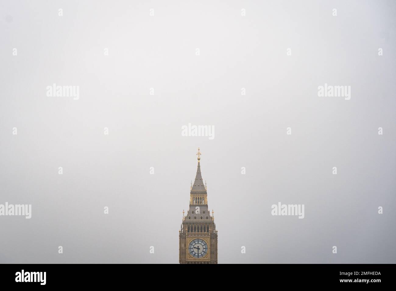 La nebbia circonda la Elizabeth Tower, comunemente nota come Big ben, a Westminster, Londra. Data immagine: Mercoledì 25 gennaio 2023. Foto Stock