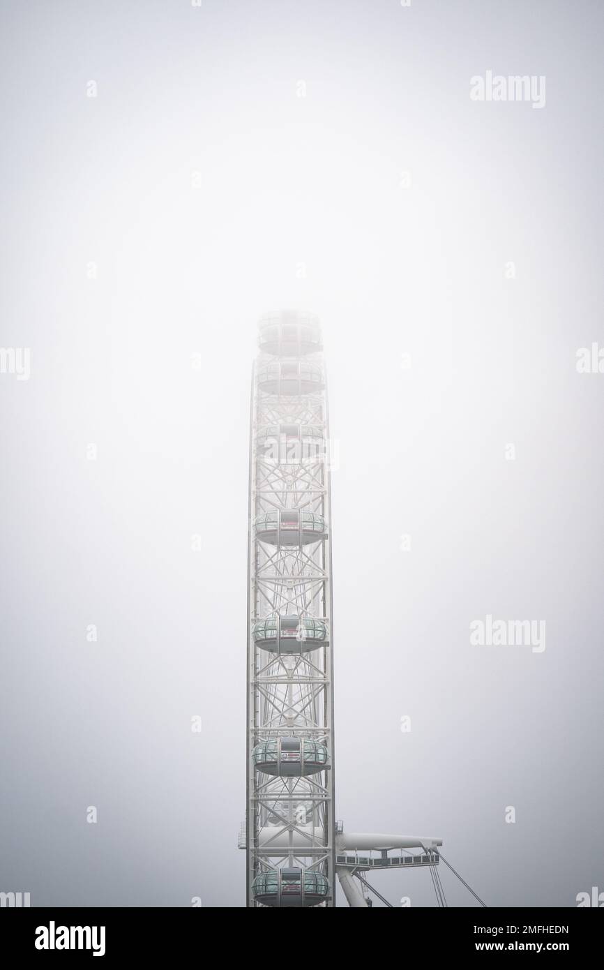 La nebbia circonda il London Eye lastminute.com, sulla sponda sud del Tamigi a Londra. Data immagine: Mercoledì 25 gennaio 2023. Foto Stock