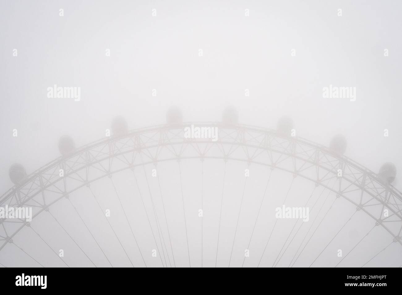 La nebbia circonda il London Eye lastminute.com, sulla sponda sud del Tamigi a Londra. Data immagine: Mercoledì 25 gennaio 2023. Foto Stock