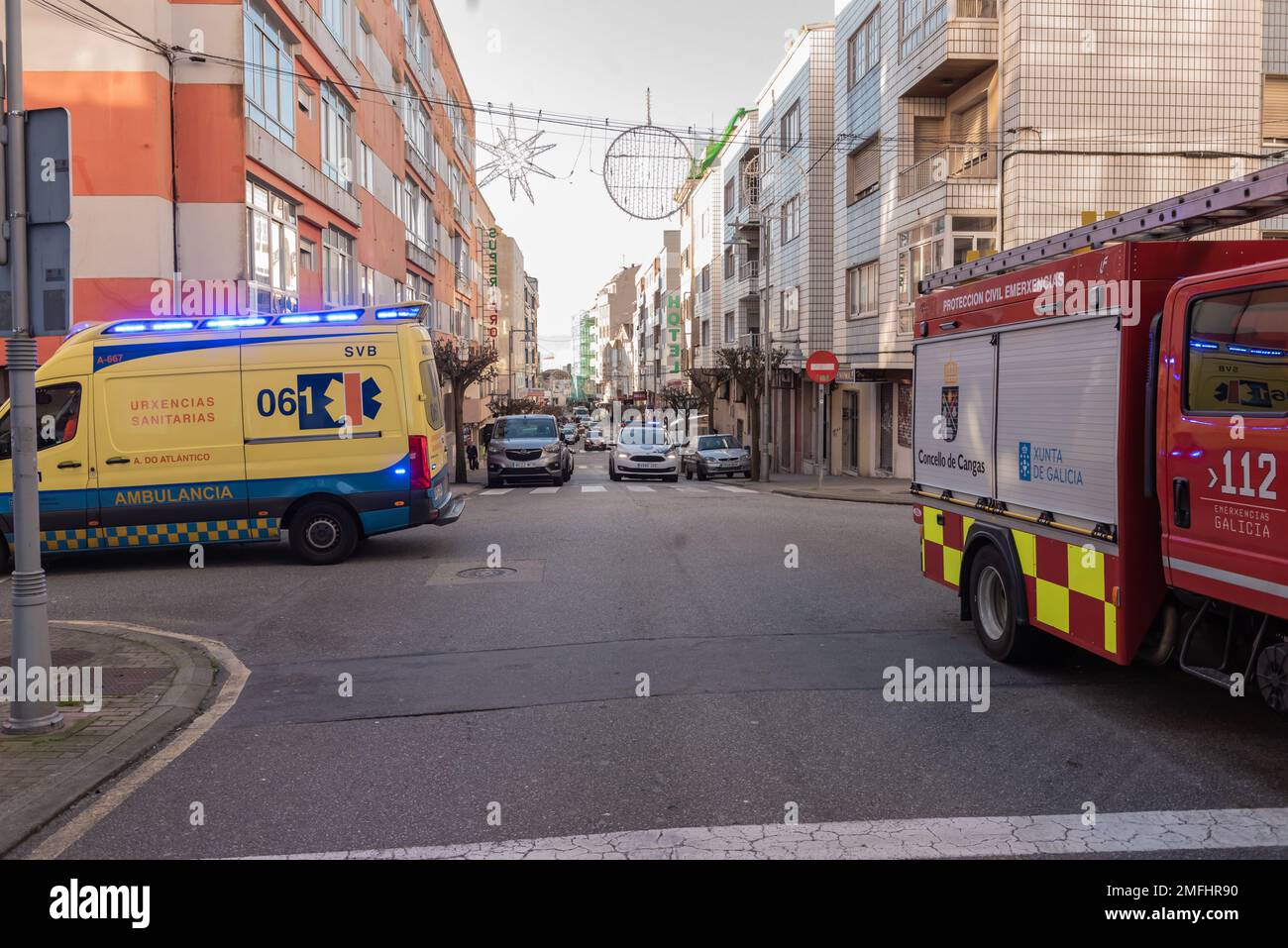 pontevedra, spagna, 25 gennaio 2023: colpo e corsa nel centro della città cui partecipano i servizi di emergenza vigili del fuoco, ambulanza e polizia. il veicolo Foto Stock