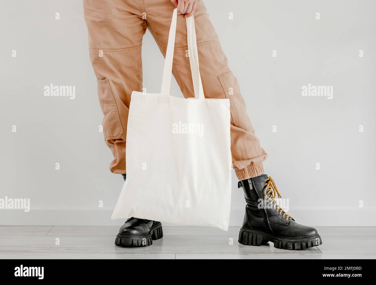 Ragazza con cotone biancheria eco borsa mockup Foto Stock