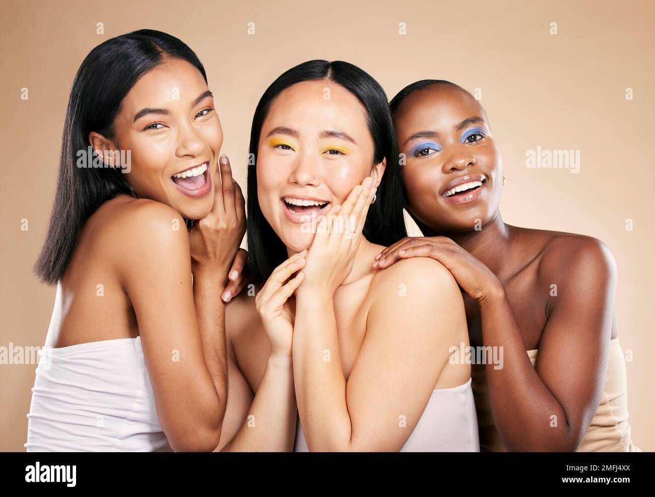 Donne felici, ritratto sorriso e bellezza diversa per la cura della pelle, cosmetici o trucco su uno sfondo studio. Le amiche o i modelli si sorridono Foto Stock