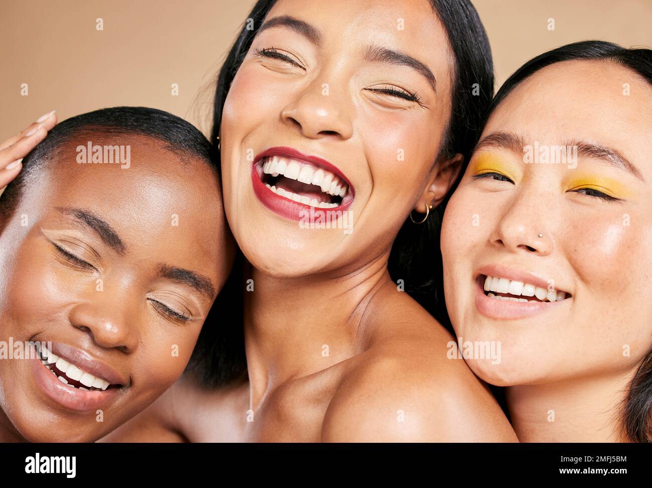 Diversità, bellezza e donne, viso e felice con la cura della pelle, cosmetici naturali e trucco occhi isolato su sfondo studio. Luce cosmetica, diversa Foto Stock