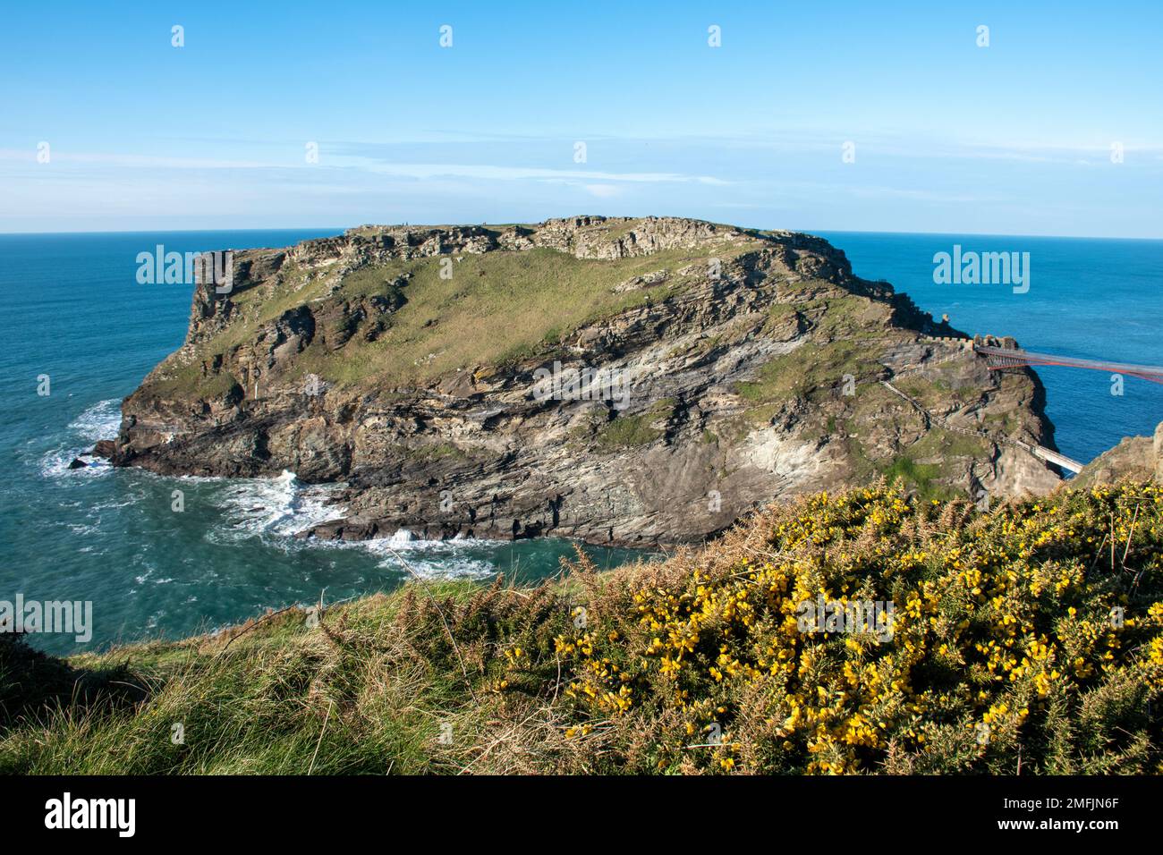 Tintagel Castello e ponte, Cornovaglia. Casa leggendaria di Re Artù e dei Cavalieri della Tavola rotonda Foto Stock