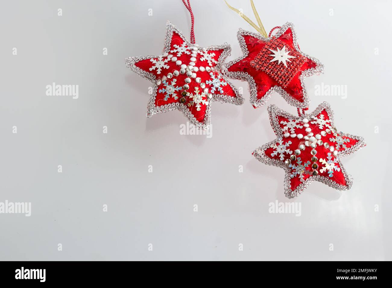 Giocattoli morbidi fatti a mano, decorazioni per alberi di Natale, regali di Natale, regali di San Valentino, storia d'amore, giocattoli di filo. Foto Stock